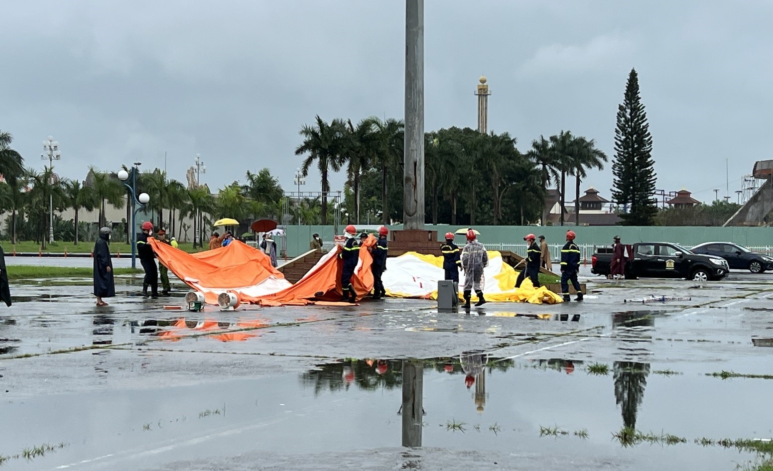 Người đàn ông tự đốt 2 ôtô của mình tiếp tục treo người trên cột cờ livestream-2