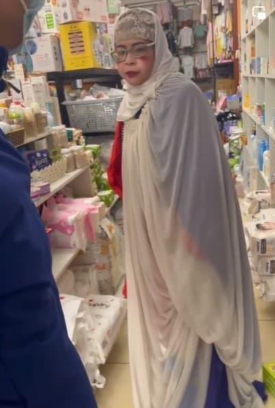 Hot girl quỵt tiền Bella bị tố dòm ngó tiền cúng ông Địa-1