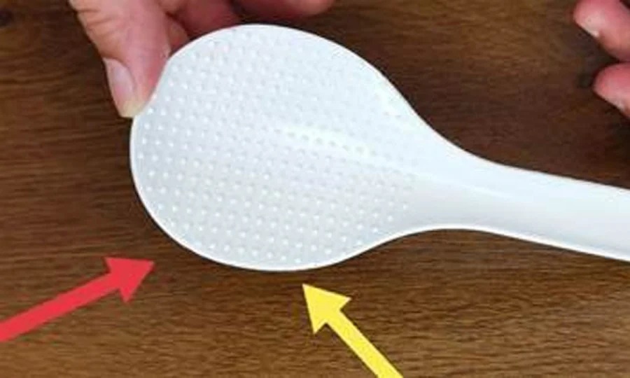 Tại sao thìa xới cơm thường có những chiếc mụn nhỏ: Không phải dùng để trang trí mà chúng có công dụng tuyệt vời-1