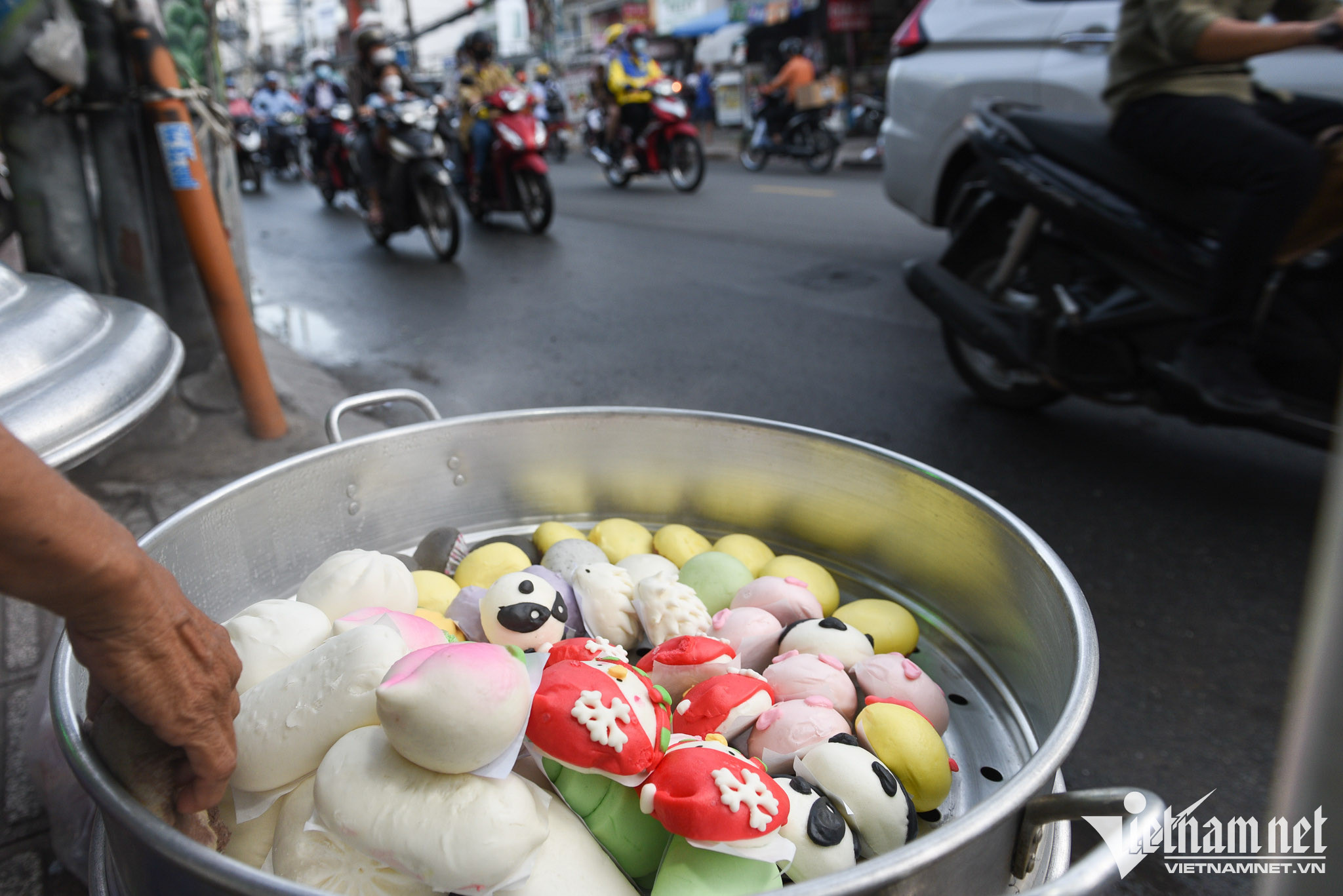 Bánh bao hình ông già Tuyết lạ mắt ở TP.HCM-5