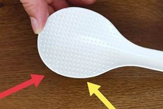 Tại sao thìa xới cơm thường có những chiếc 