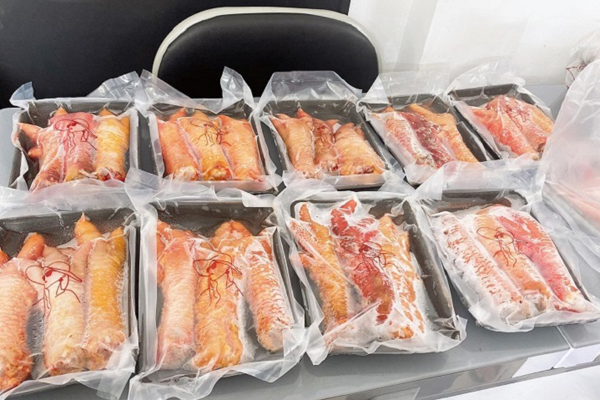 Chân gà bẩn bốc mùi đội lốt” hàng chất lượng tuồn ra thị trường-9