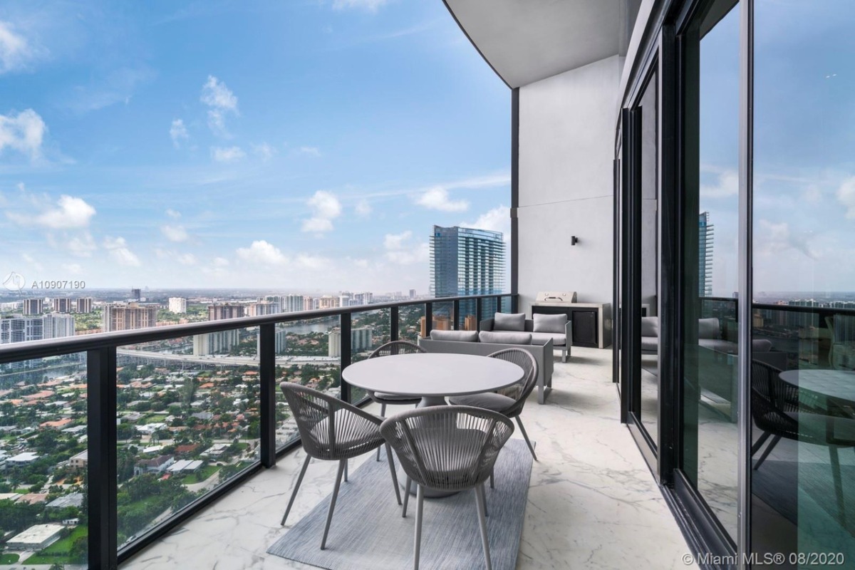 2 ngôi nhà nổi tiếng của Messi: Một căn đậm chất sân cỏ, một căn có thang máy dành riêng cho ôtô-10