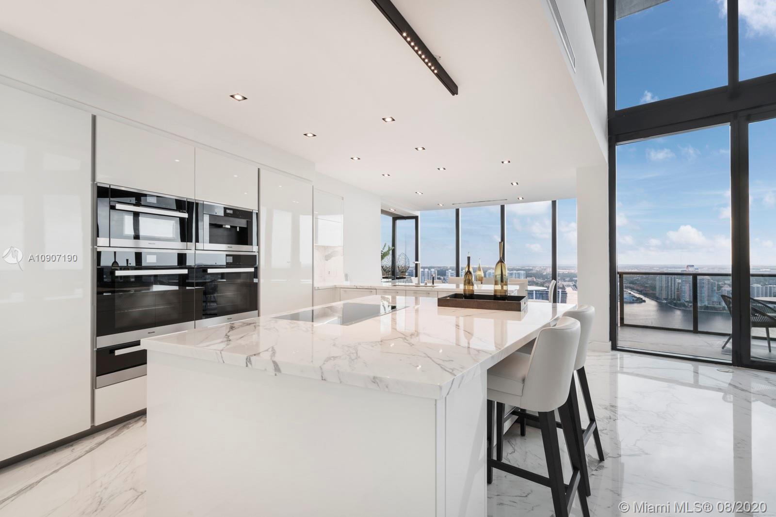 2 ngôi nhà nổi tiếng của Messi: Một căn đậm chất sân cỏ, một căn có thang máy dành riêng cho ôtô-13