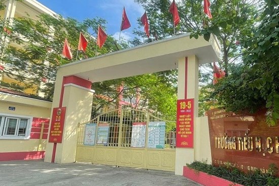 Học sinh lớp 3 nhặt thuốc lá điện tử, cho các bạn hút thử
