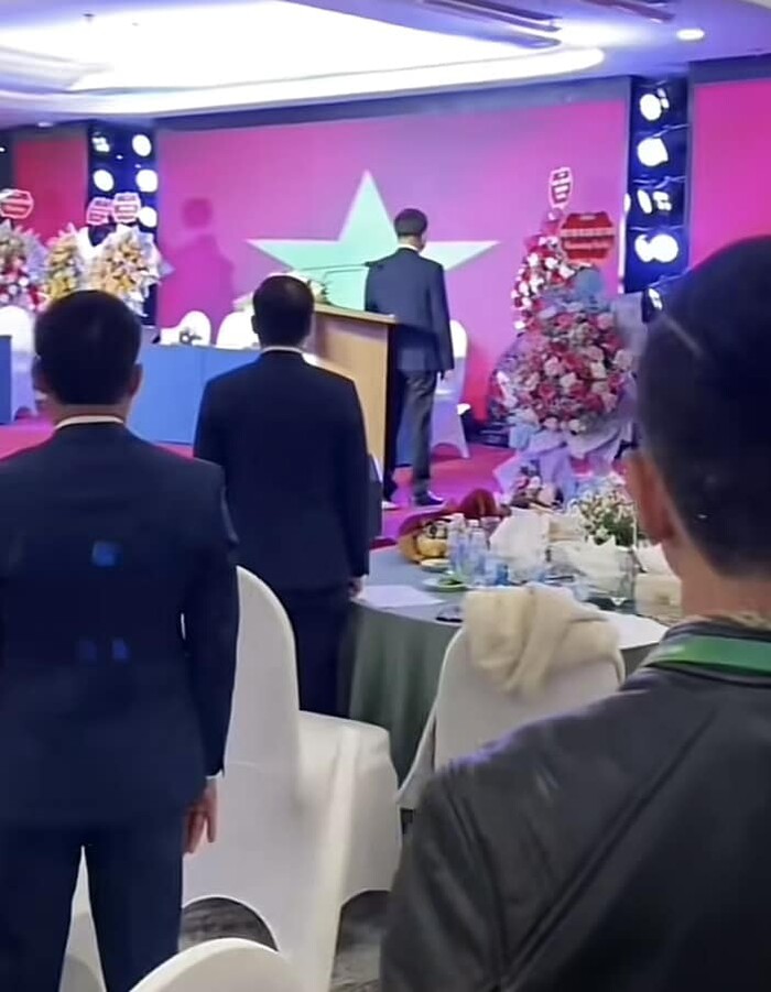 4 gái xinh bị ném đá dữ dội vì ngồi bấm điện thoại khi cả hội trường đứng trang nghiêm chào cờ-1