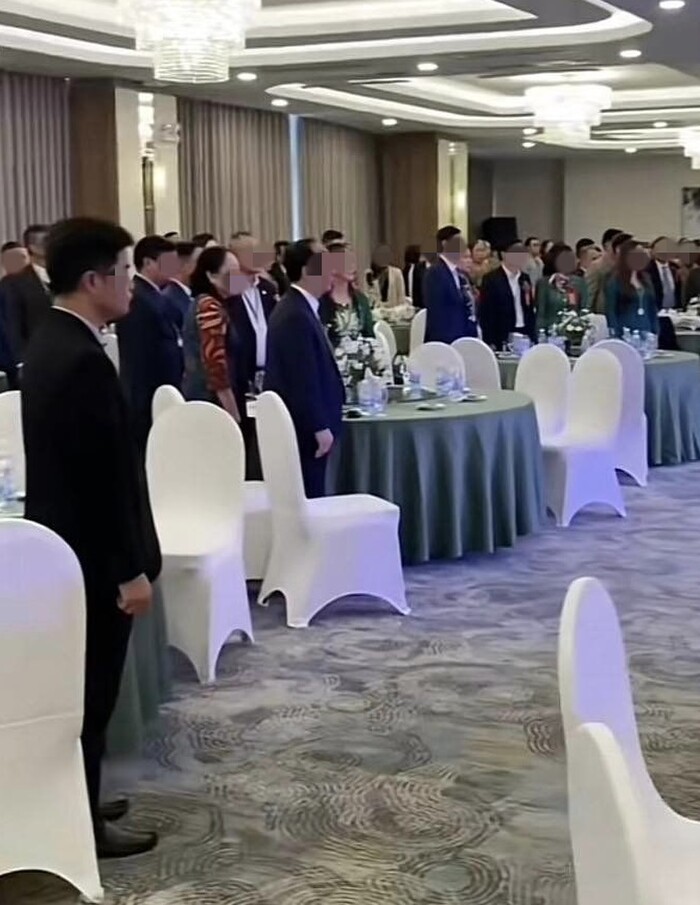 4 gái xinh bị ném đá dữ dội vì ngồi bấm điện thoại khi cả hội trường đứng trang nghiêm chào cờ-2