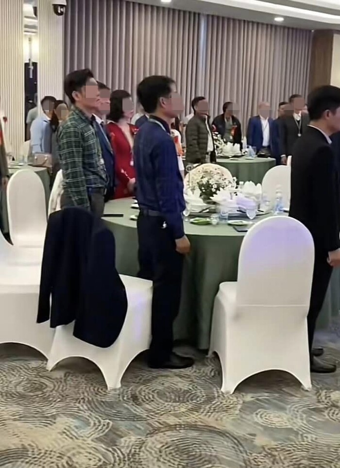 4 gái xinh bị ném đá dữ dội vì ngồi bấm điện thoại khi cả hội trường đứng trang nghiêm chào cờ-3