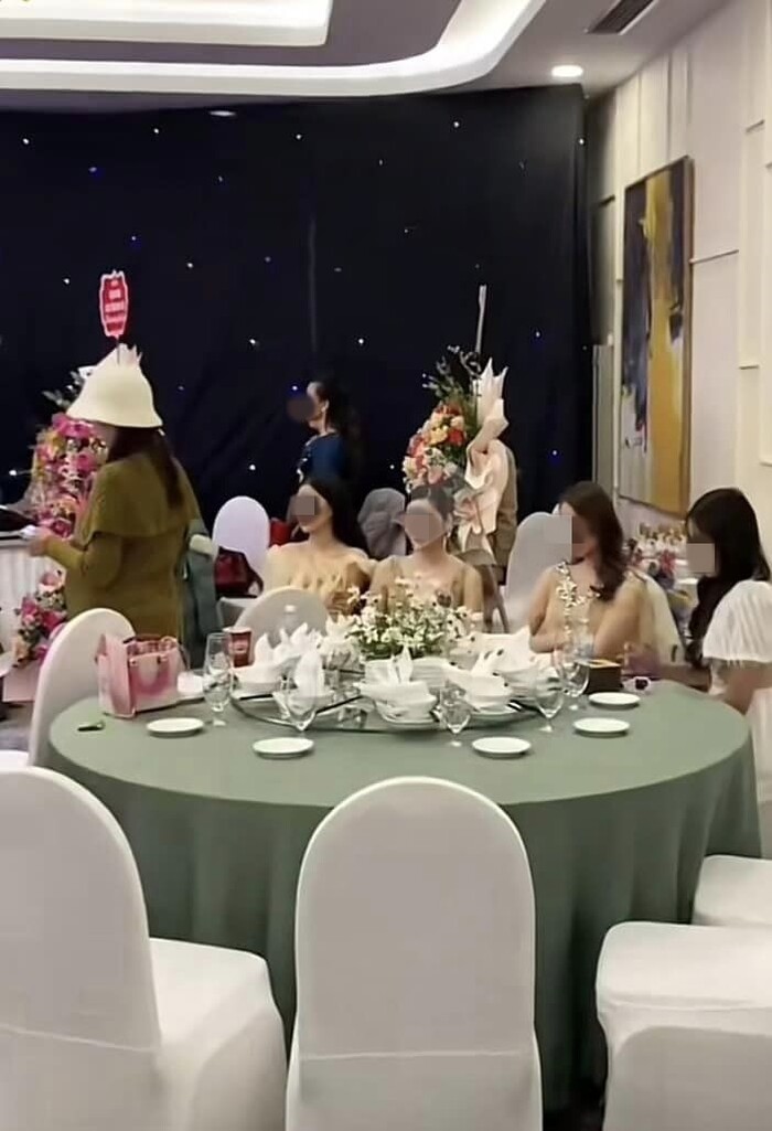 4 gái xinh bị ném đá dữ dội vì ngồi bấm điện thoại khi cả hội trường đứng trang nghiêm chào cờ-4