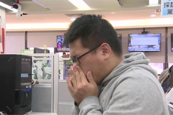 Người đàn ông bị thủng màng nhĩ, chảy máu cả 2 tai vì thói quen nhiều người mắc khi hắt hơi-1