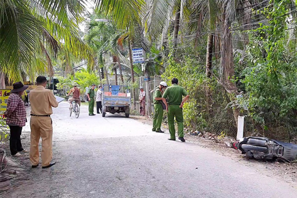 Một thanh niên đứng trên nóc nhà cao tầng hơn 7 giờ-3