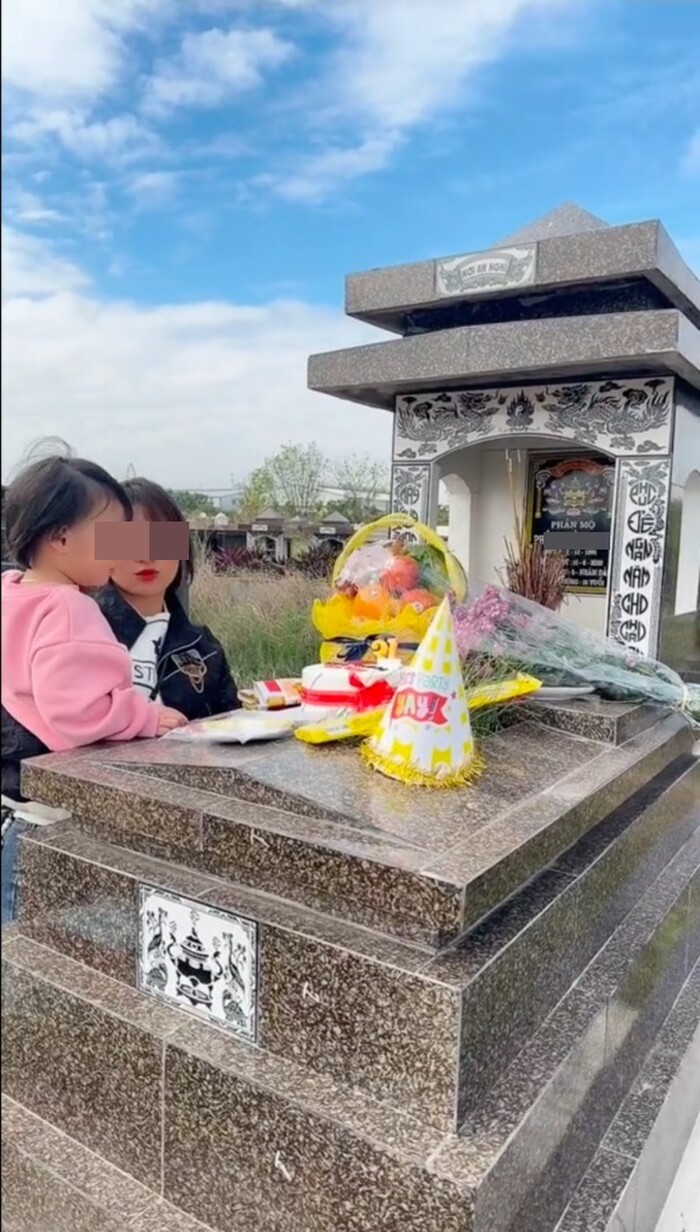 Nghẹn ngào khoảnh khắc người vợ đưa con gái nhỏ ra thăm mộ chúc mừng sinh nhật bố-2