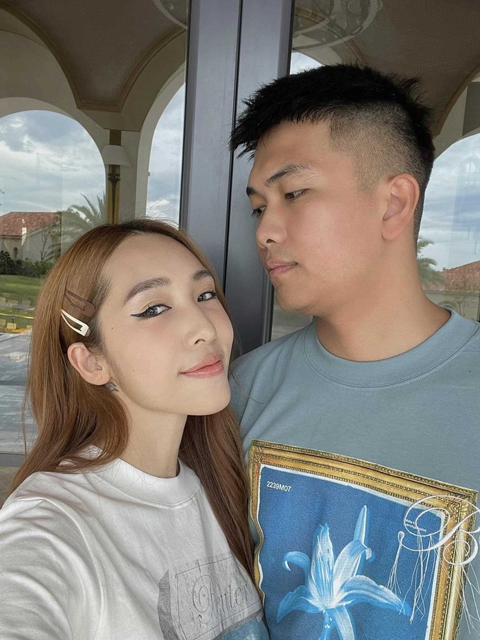 Rủ bạn đến nhà xem bóng đá, Emily gặp phải tình huống khó đỡ, mẹ bỉm sữa nào cũng đồng cảm-1