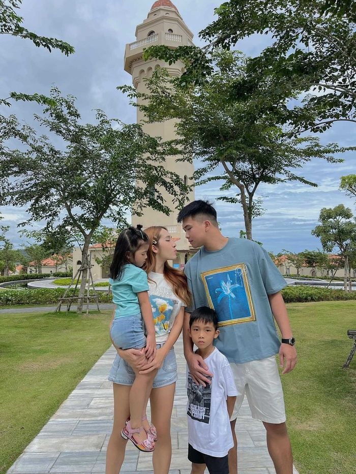 Rủ bạn đến nhà xem bóng đá, Emily gặp phải tình huống khó đỡ, mẹ bỉm sữa nào cũng đồng cảm-2