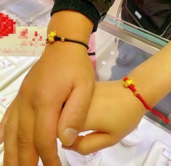 Chồng phát loa, giăng khẩu hiệu đòi lại tiền cưới khi vợ bỏ về nhà mẹ đẻ-1