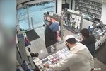 Tên cướp ‘số nhọ’ phải trả lại 2 chiếc điện thoại vì bị khóa trái trong cửa hàng