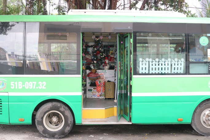 Tràn ngập không khí Giáng sinh trên chiếc xe buýt 86 ở TP.HCM-1