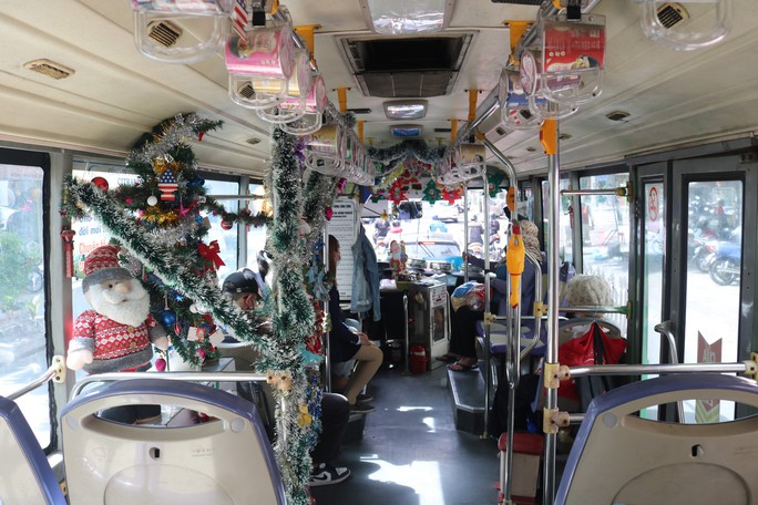 Tràn ngập không khí Giáng sinh trên chiếc xe buýt 86 ở TP.HCM-2
