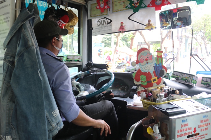 Tràn ngập không khí Giáng sinh trên chiếc xe buýt 86 ở TP.HCM-4