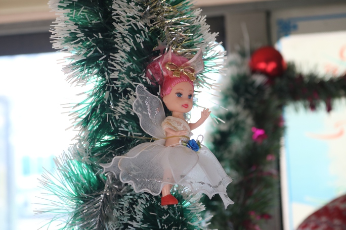 Tràn ngập không khí Giáng sinh trên chiếc xe buýt 86 ở TP.HCM-5