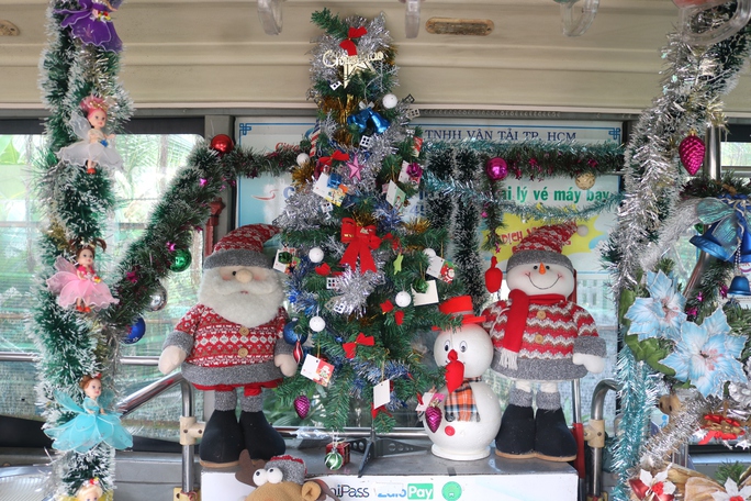 Tràn ngập không khí Giáng sinh trên chiếc xe buýt 86 ở TP.HCM-7