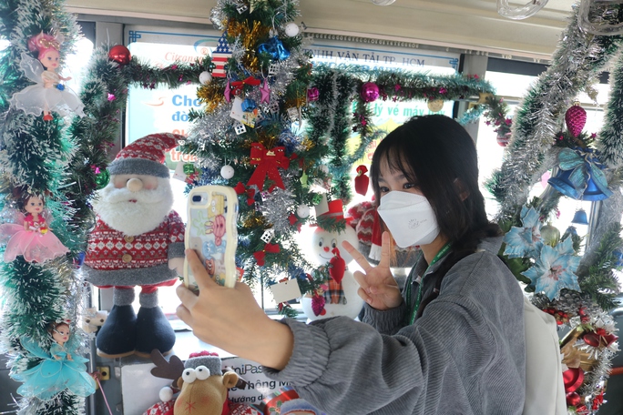 Tràn ngập không khí Giáng sinh trên chiếc xe buýt 86 ở TP.HCM-9