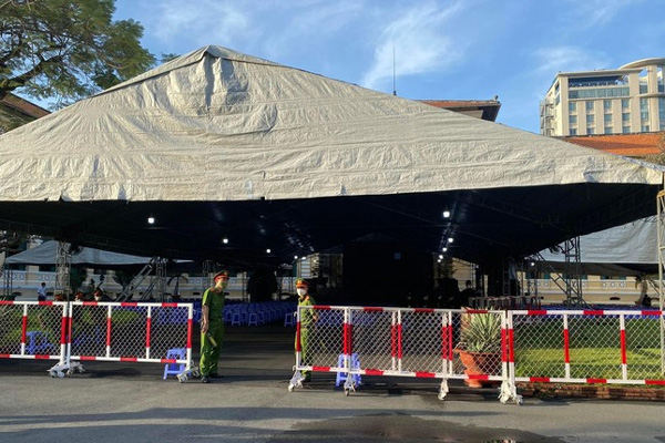 Cựu Chủ tịch Alibaba Nguyễn Thái Luyện bị áp giải đến tòa-10