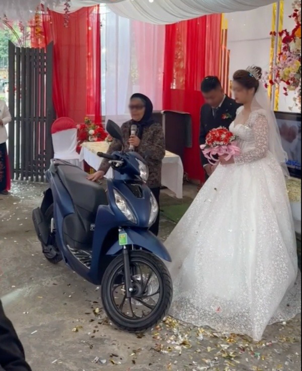 Xúc động bà nội tích cóp tiền tặng xe, vàng cho cháu gái mồ côi làm của hồi môn-2