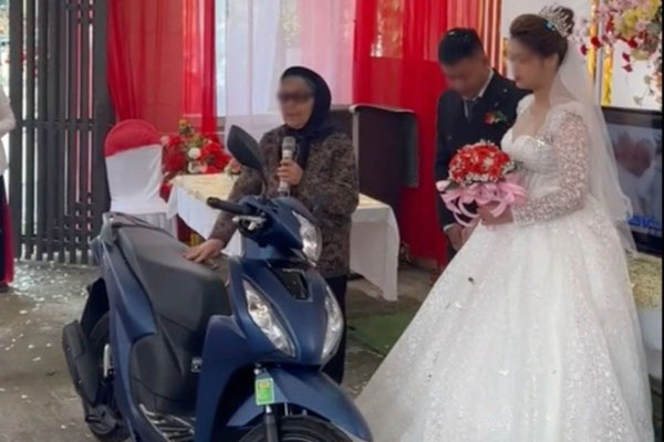 Bà lôi cả con lẫn cháu ra tiệm tóc vì cắt 3 sợi tóc hết 150 nghìn và cái kết không thể ngượng hơn-5