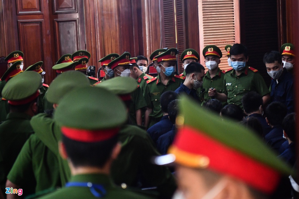 Cựu Chủ tịch Alibaba Nguyễn Thái Luyện bị áp giải đến tòa-1