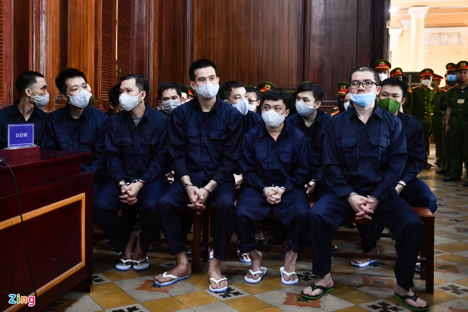 Cựu Chủ tịch Alibaba Nguyễn Thái Luyện bị áp giải đến tòa-4