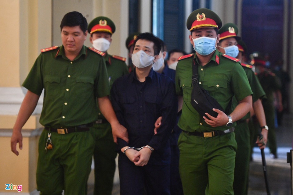 Cựu Chủ tịch Alibaba Nguyễn Thái Luyện bị áp giải đến tòa-5