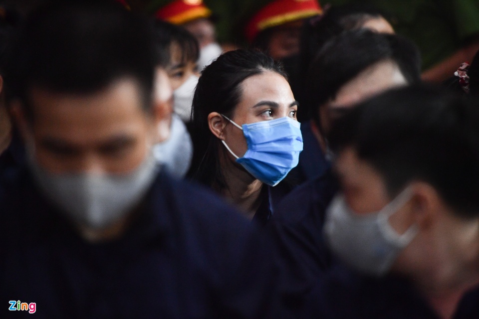 Cựu Chủ tịch Alibaba Nguyễn Thái Luyện bị áp giải đến tòa-7