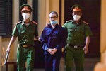 Cựu Chủ tịch Alibaba Nguyễn Thái Luyện bị áp giải đến tòa