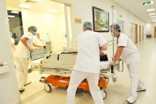 40 học sinh vào viện nghi ngộ độc sau bữa ăn tối