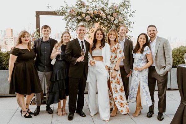 Được mời đến dự lễ đính hôn, khách khứa ngỡ ngàng với tuyên bố từ cô dâu chú rể-3