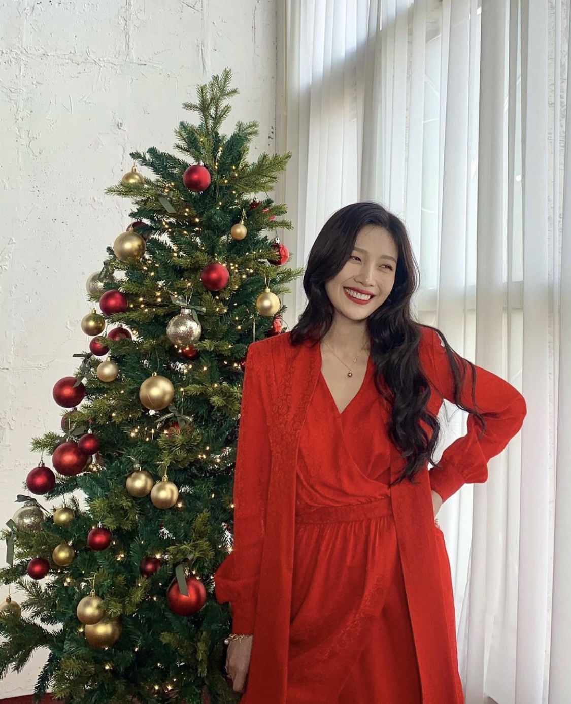 Loạt ý tưởng diện đồ đỏ chơi Noel đến từ sao Hàn-2