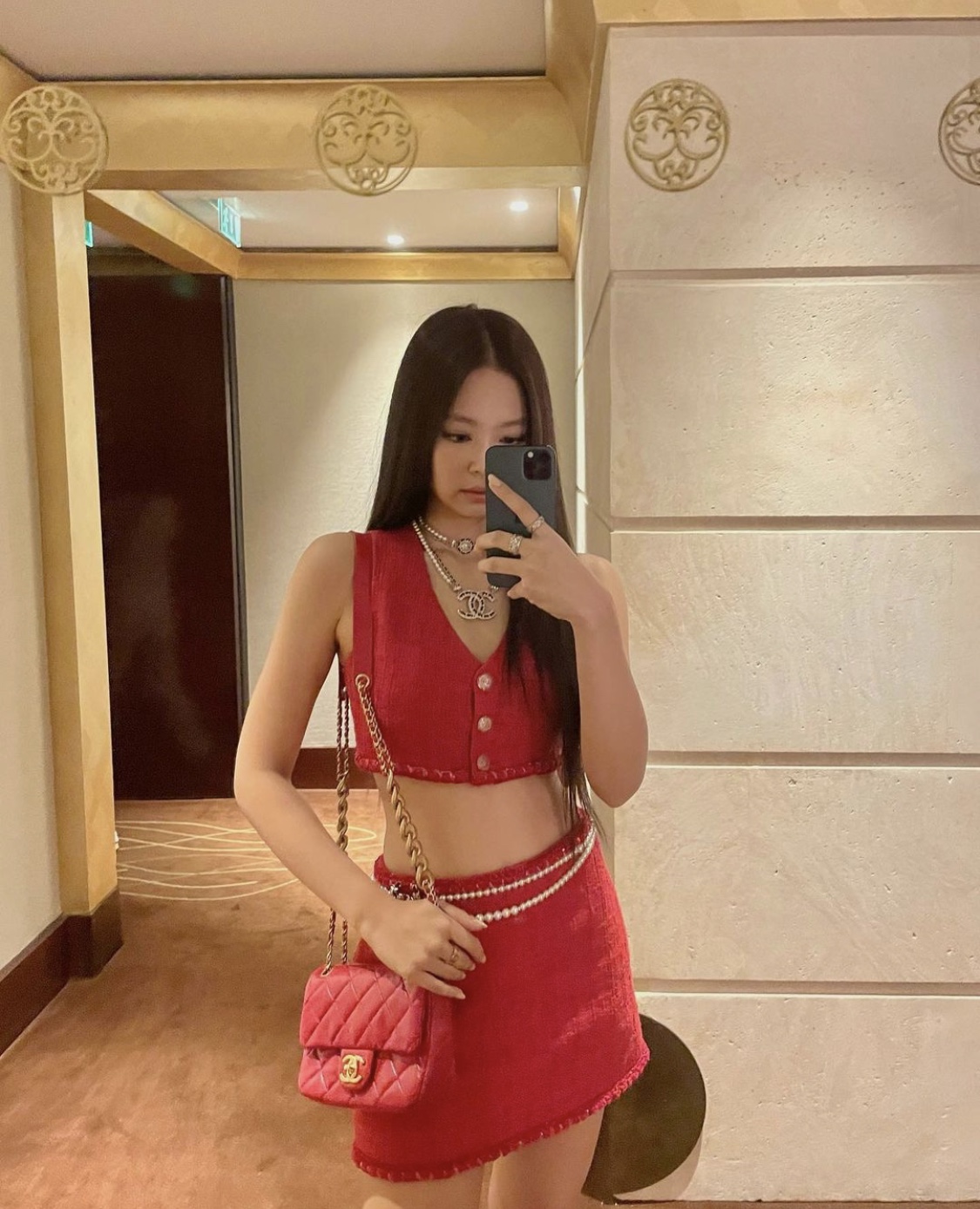 Loạt ý tưởng diện đồ đỏ chơi Noel đến từ sao Hàn-7