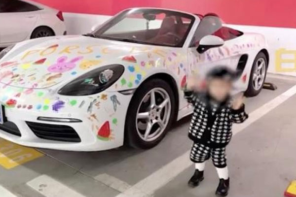 Bà mẹ Trung Quốc cho con 2 tuổi vẽ đầy siêu xe Porsche-1