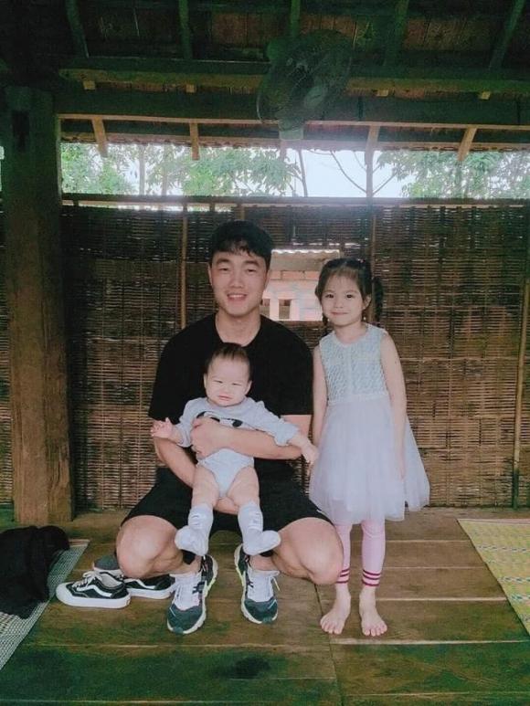 Hình ảnh tiền vệ Lương Xuân Trường bế em bé, phải chăng đã chịu để lộ mặt con?-1