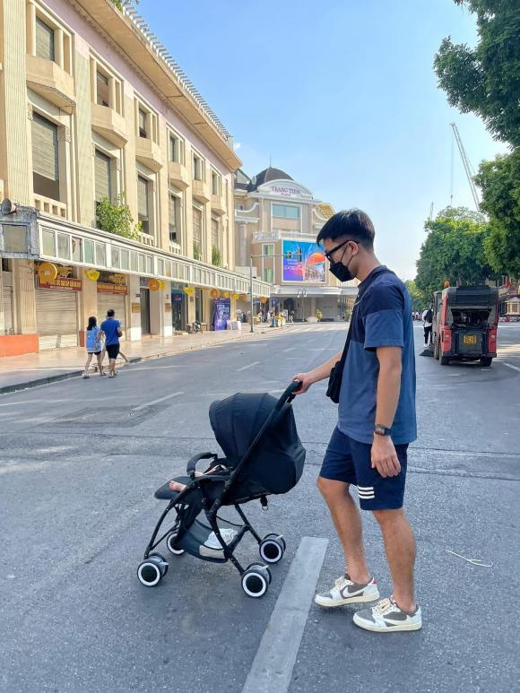 Hình ảnh tiền vệ Lương Xuân Trường bế em bé, phải chăng đã chịu để lộ mặt con?-2