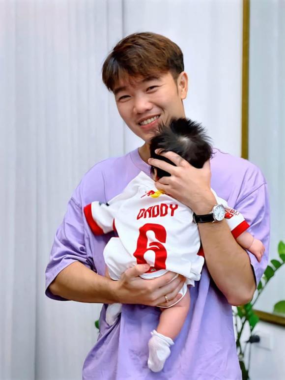 Hình ảnh tiền vệ Lương Xuân Trường bế em bé, phải chăng đã chịu để lộ mặt con?-4