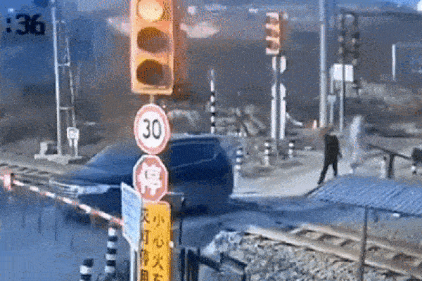 Bị ô tô tải đẩy ra giữa đường ray, xe SUV may mắn thoát khỏi cú đâm của tàu hỏa trong gang tấc