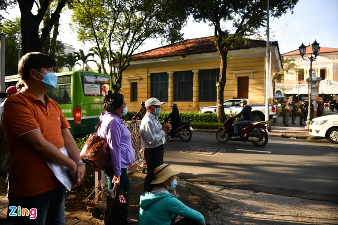 Hàng trăm bị hại đến tòa theo dõi phiên xử Nguyễn Thái Luyện-3