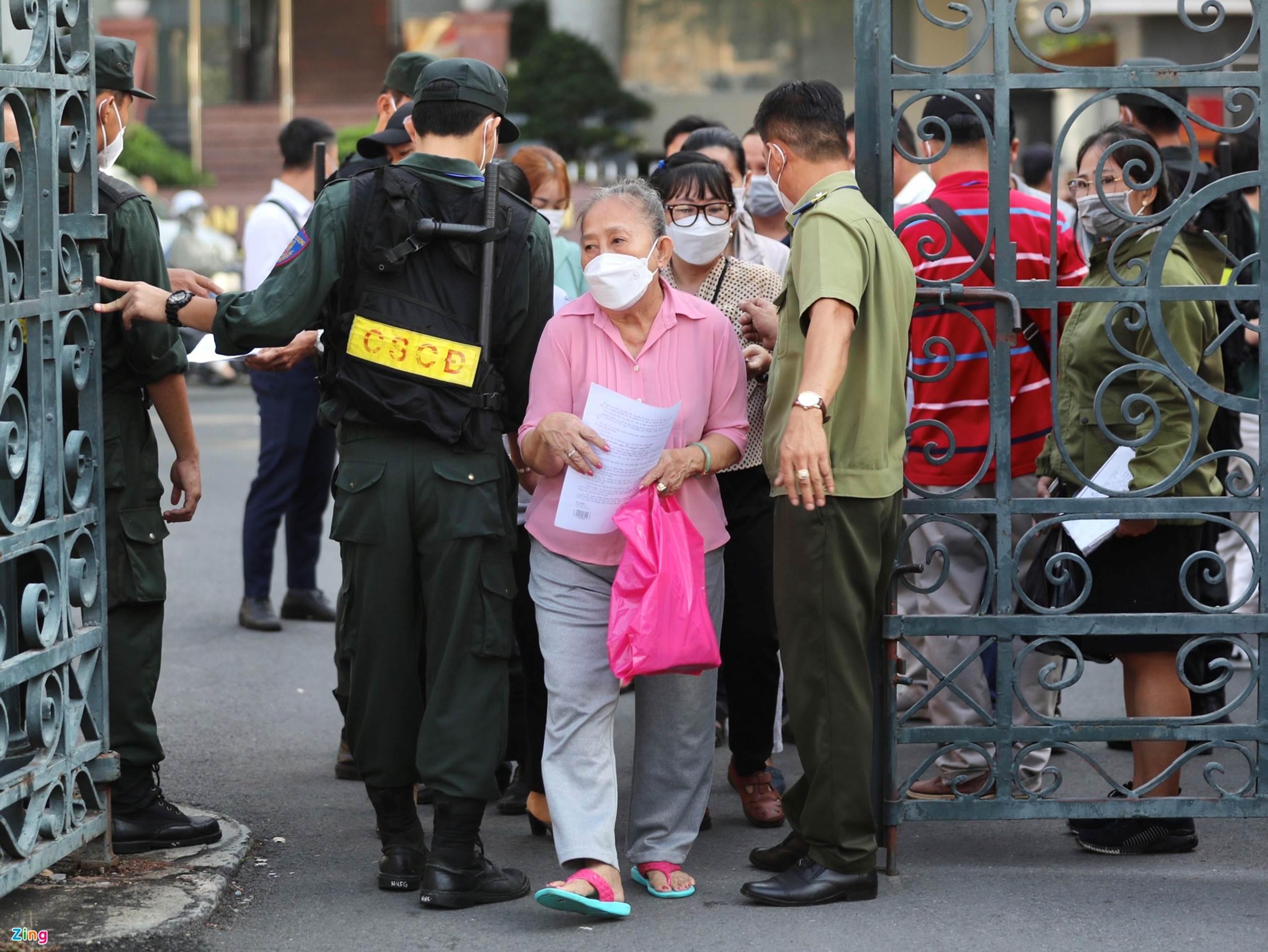 Hàng trăm bị hại đến tòa theo dõi phiên xử Nguyễn Thái Luyện-10