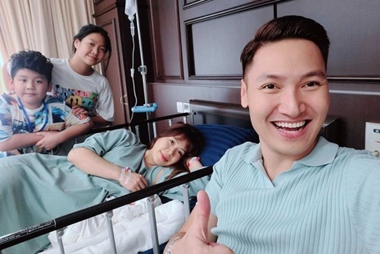 Mạnh Trường lần đầu tiên khoe con trai thứ ba, nhìn vào một đặc điểm là biết tương lai thông minh xán lạn