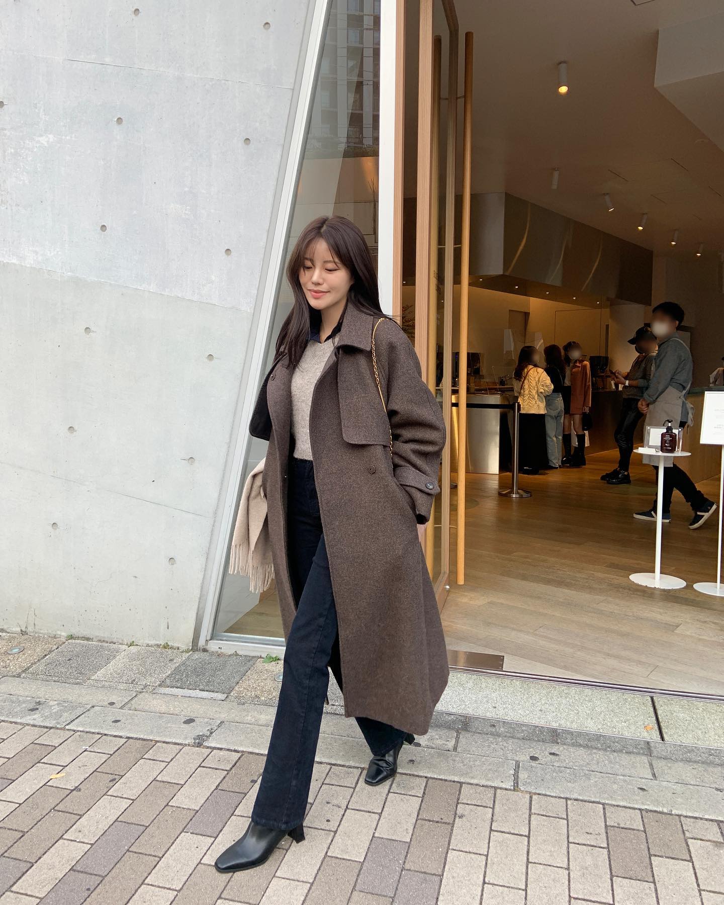 Phối áo khoác dài với 5 kiểu quần này để tôn dáng-3