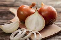 Hành tây chống ung thư cực tốt nhưng ăn chung với những thực phẩm này sinh sỏi mật, thậm chí mù lòa