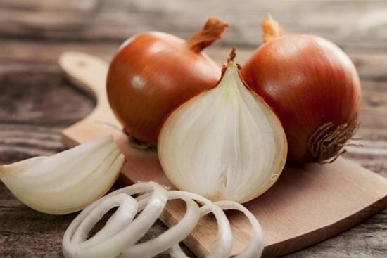 Hành tây chống ung thư cực tốt nhưng ăn chung với những thực phẩm này sinh sỏi mật, thậm chí mù lòa