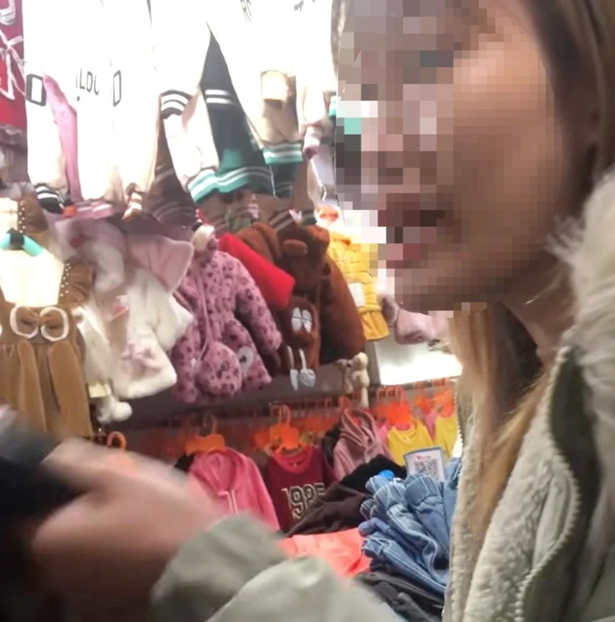 Hà Nội: Xác minh clip cô gái bị tát khi mặc cả tại Chợ Nhà Xanh-1